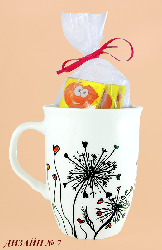 кружка с цветочным рисунком и конфетами